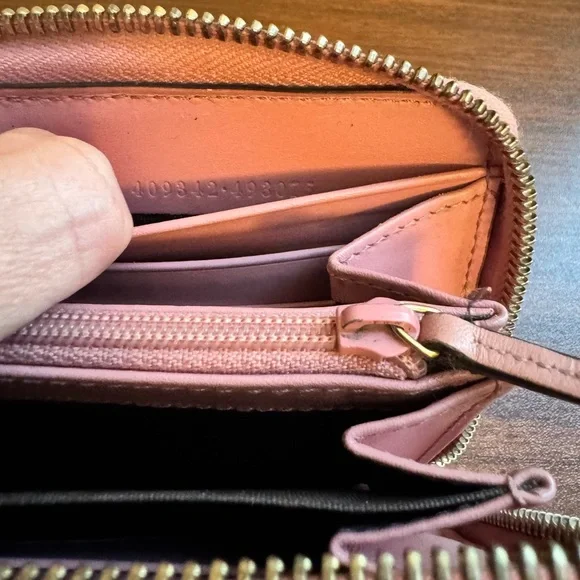 Gucci Pink Guccissima Zip Wallet - Picture 6 of 8
